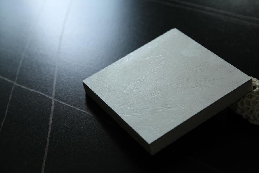 Hogyan valósítja meg a precíziós gravírozott felület a 3D természetes textúrákat? Beata csempeinnovációját mutatták be