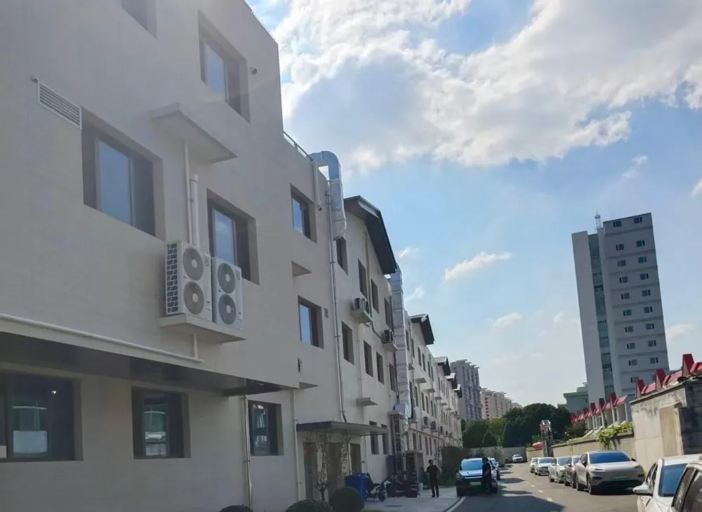 Mitől ideálisak a travertin megjelenésű porceláncsempék nagyszabású kereskedelmi plázaprojektekhez?